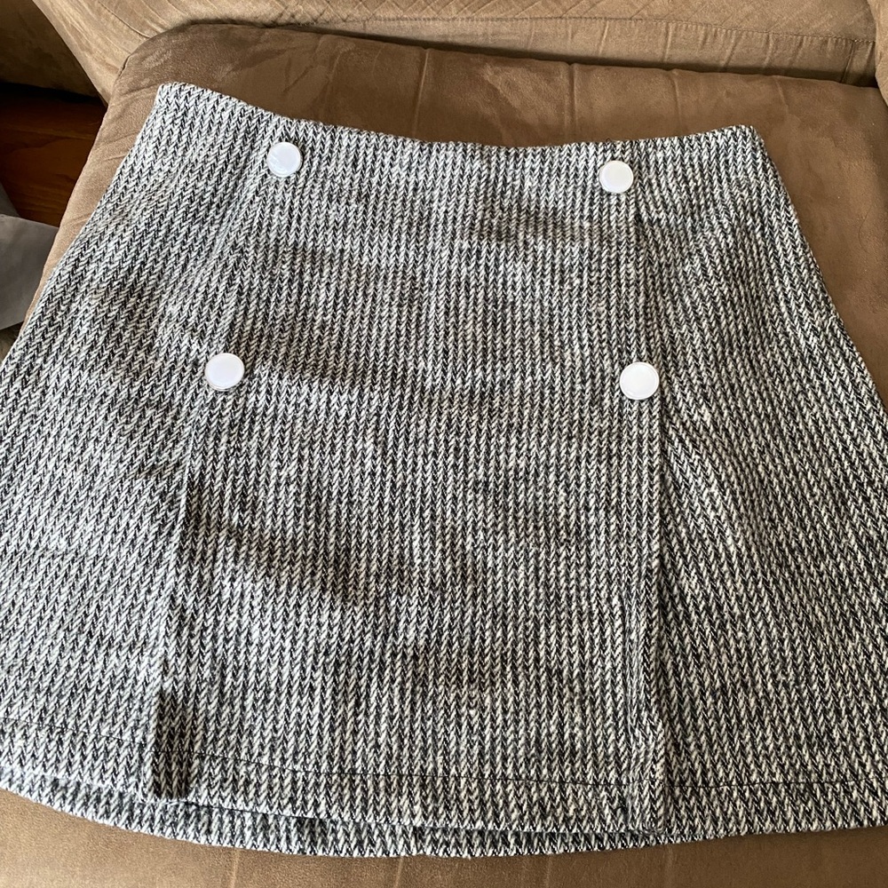 SHEIN Black and White Plaid Skirt with Buttons (L)
*NEVER WORN